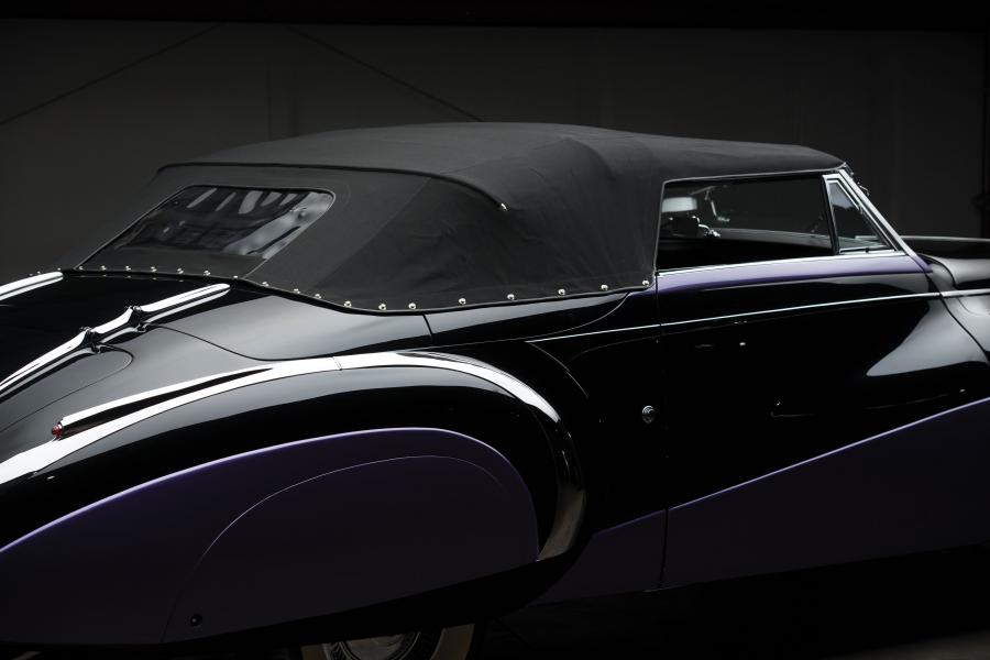 Детали экстерьера Cadillac Series 62 Custom Cabriolet by Saoutchik 1948 года  (фото 12 из 32)